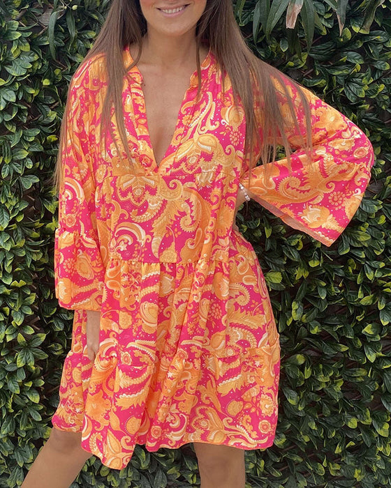 Farverig kjole med V-udskæring