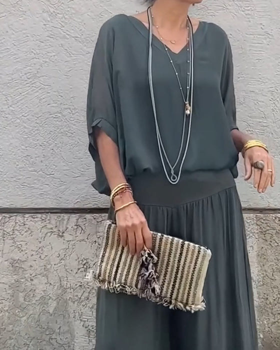 Ensfarvede bukser og bluse med V-udskæring | To-delt sæt