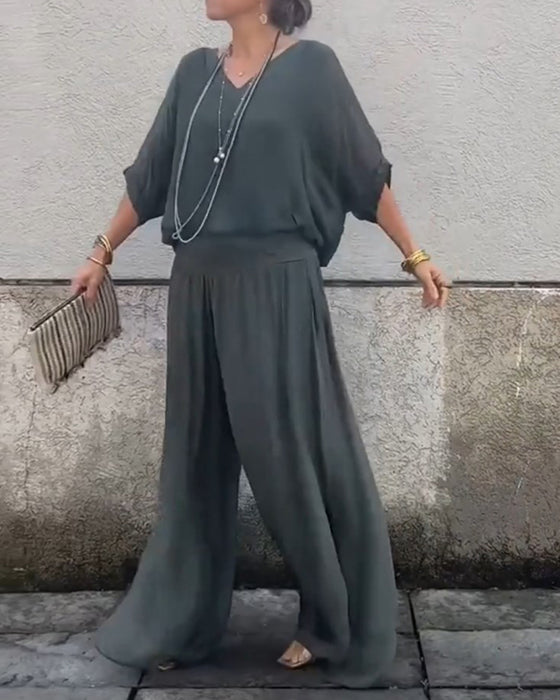 Ensfarvede bukser og bluse med V-udskæring | To-delt sæt