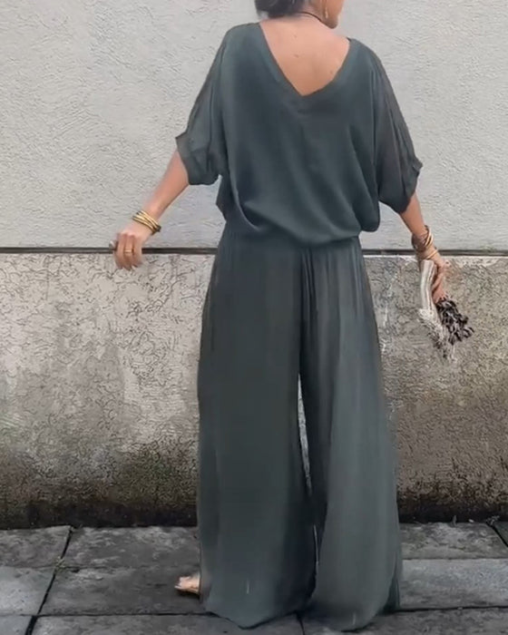 Ensfarvede bukser og bluse med V-udskæring | To-delt sæt