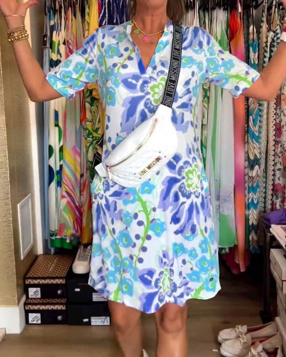 Kortærmet blomsterkjole med V-udskæring