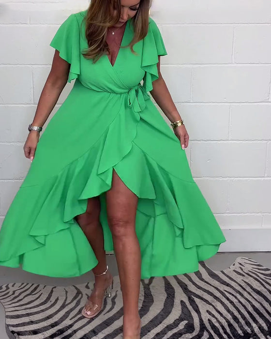 Elegant grøn kjole med flæser og slids