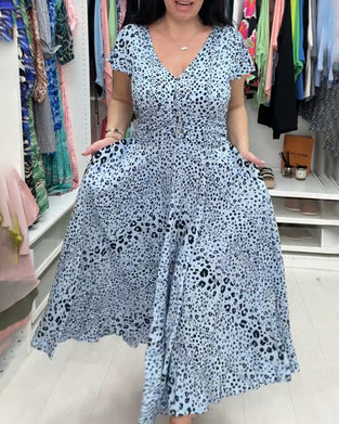 Kortærmet kjole med V-hals