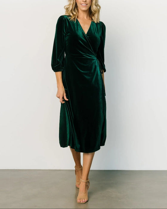 Elegant ensfarvet V-hals-kjole med snøre på trekvart ærmer