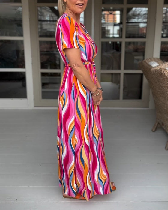 Kortærmet kjole med farverigt bølgemønster