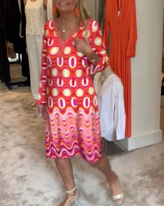 Afslappet løs kjole med print og V-udskæring