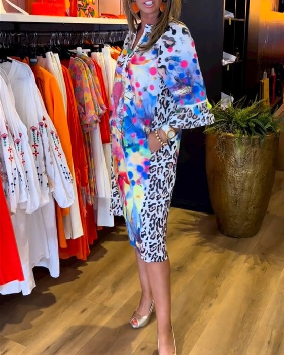 Farverig V-halset midikjole med delvist leopardprint