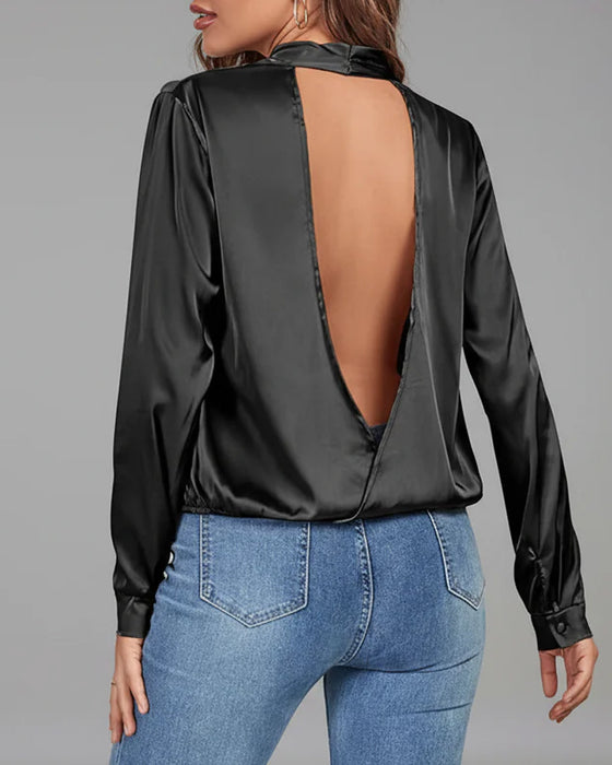 Elegant ensfarvet skjorte med lange ærmer og ryg