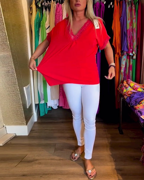 Rød V-halset bluse med blonder