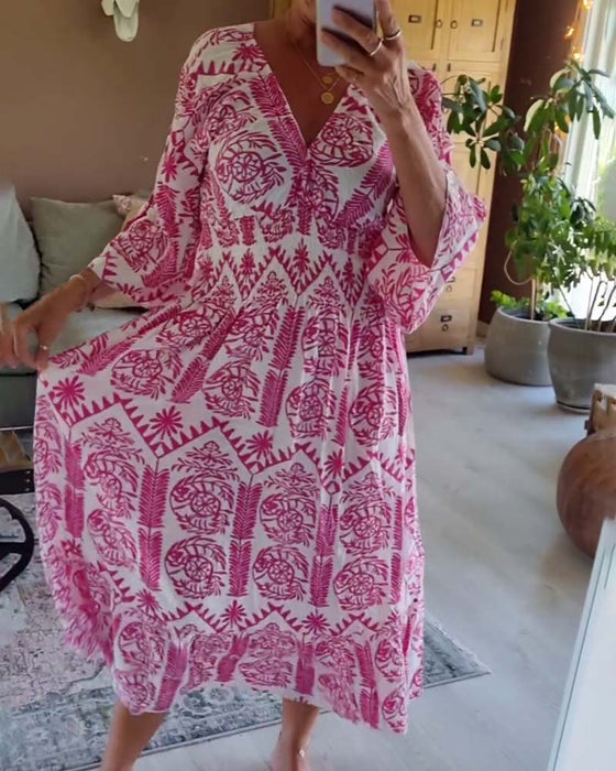 Elegantmønstret plisseret kjole med klokkeærmer