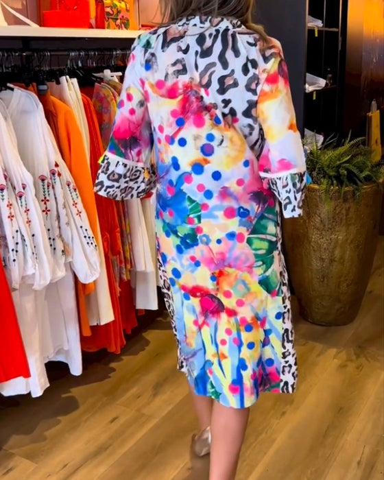 Farverig V-halset midikjole med delvist leopardprint