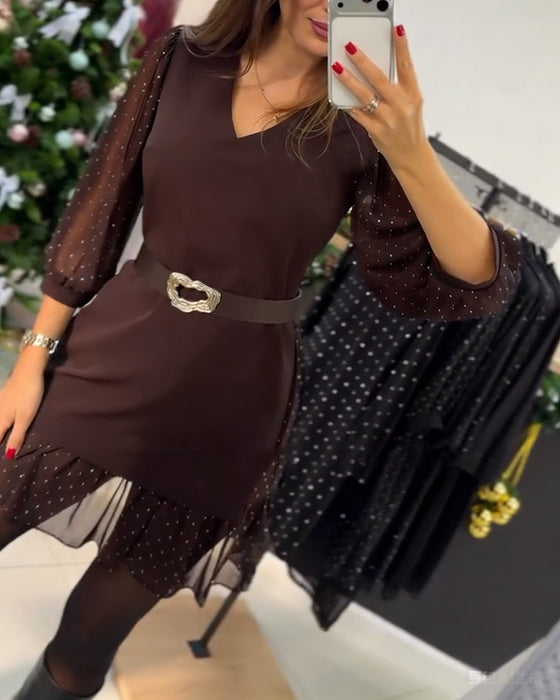 Stilfuld Kjole Med V-Hals Og Patchwork