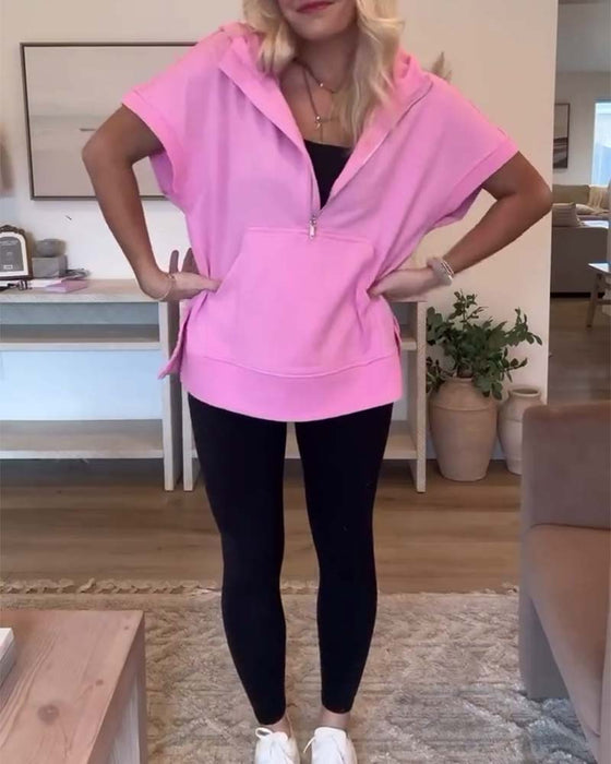 Kortærmet hættetrøje med lomme halvvejs lynlås