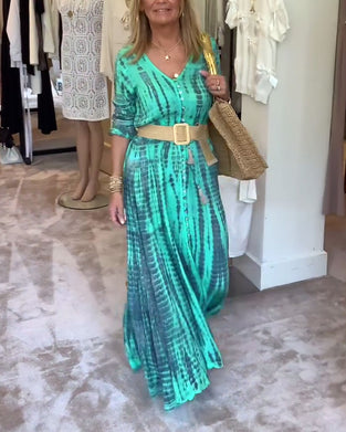 Lang plisseret kjole med V-udskæring og knapper