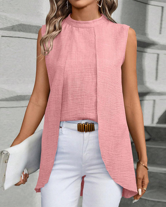 Elegant ensfarvet top uden ærmer i falsk lagdelt design