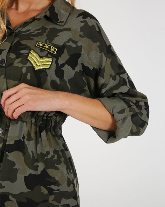 Langærmet kjole i militær-stil