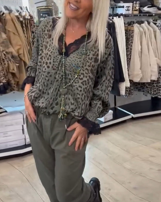 Stilfuld leopardprint bluse med blonde V-udskæring