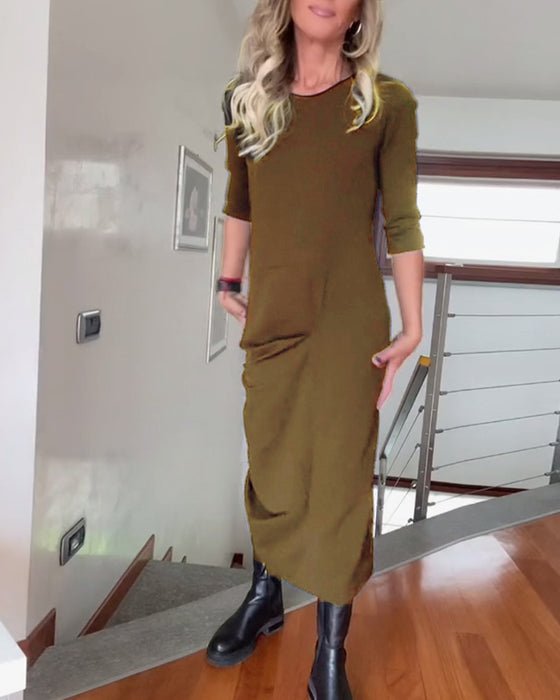 Plisseret ensfarvet elegant kjole med rund hals