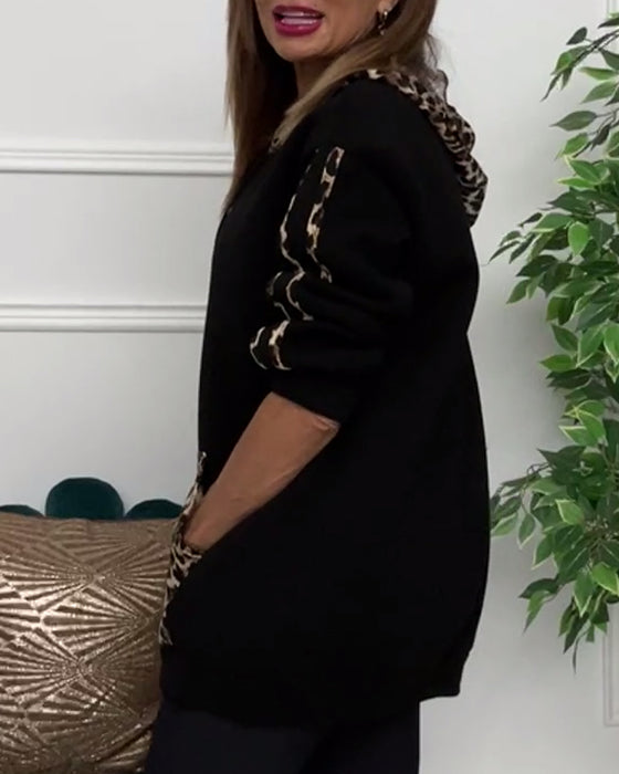 Afslappet hættetrøje med leopardprint detaljer