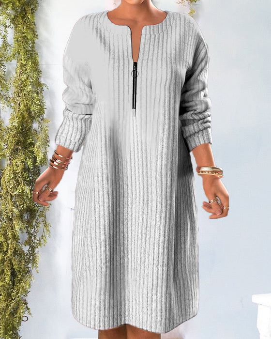 Ensfarvet kjole med lynlåshals