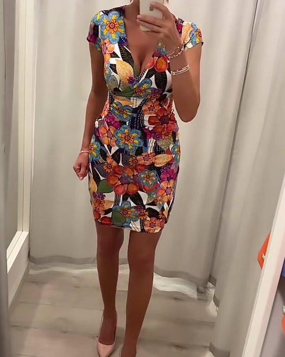 Lårkort bodycon kjole med dyb V-udskæring