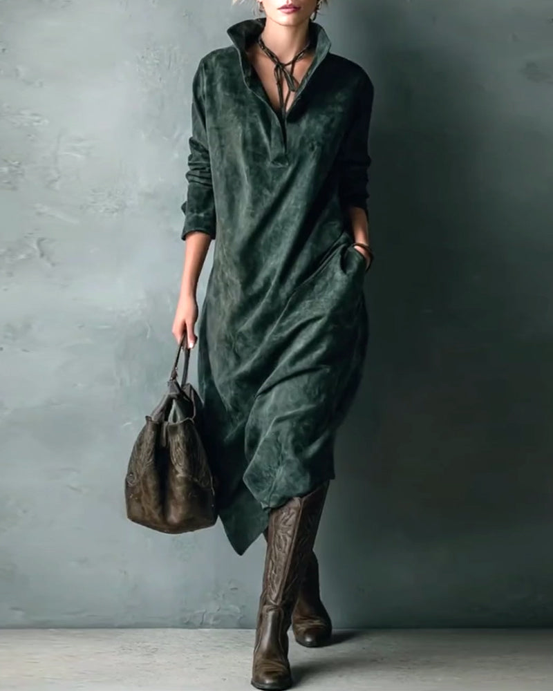 Elegant kjole i ensfarvet med lomme