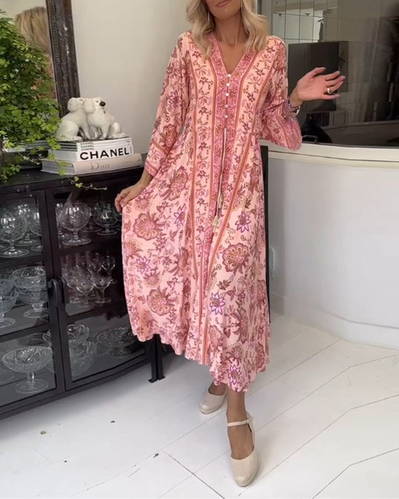 Elegant trykt kjole med V-udskæring og snøre