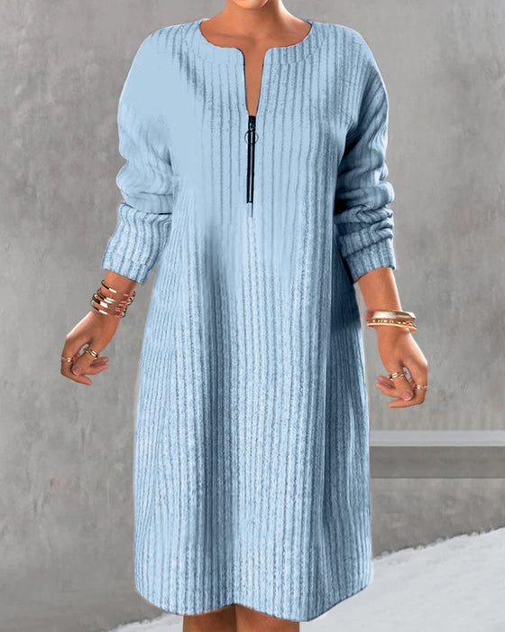 Ensfarvet kjole med lynlåshals