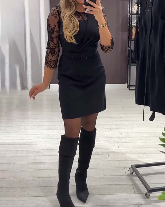 Kjole Med Taljeforlængende Design Og Patchworkdetaljer