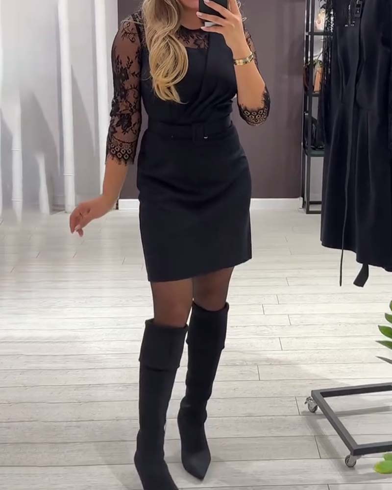 Kjole Med Taljeforlængende Design Og Patchworkdetaljer