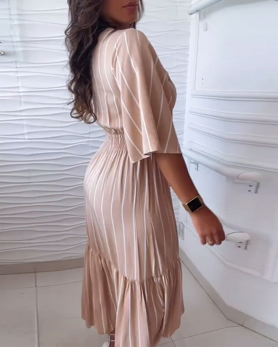 Stribet kjole med taljebinding