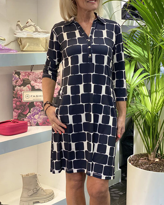 Kjole med opslået krave med ternet print