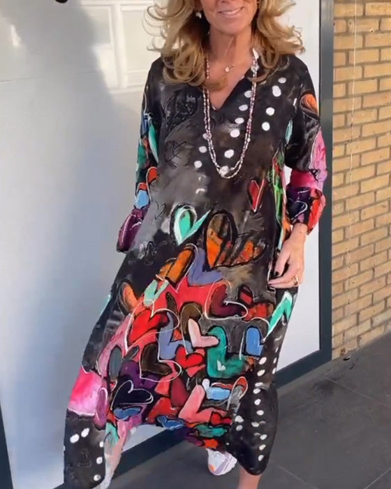 Langærmet kjole med farverige hjerter og V-udskæring