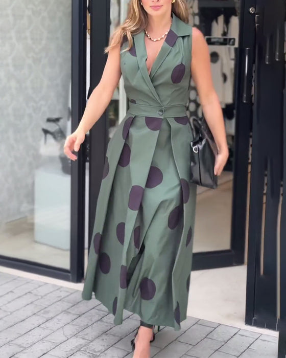 Elegant ensfarvet kjole uden ærmer