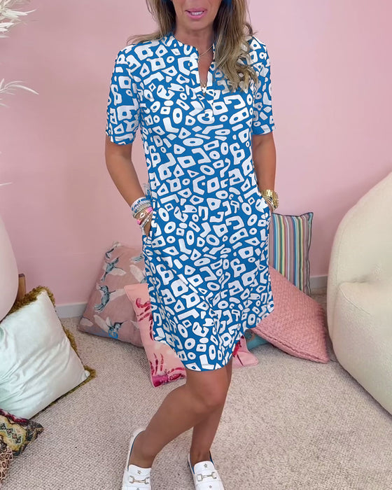 Afslappet kjole med V-udskæring og print