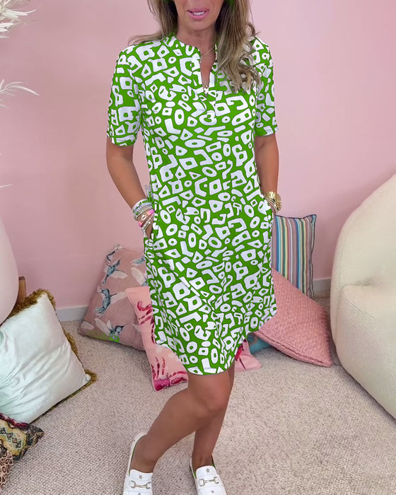 Afslappet kjole med V-udskæring og print