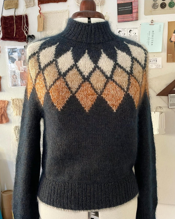 Pullover med geometrisk rombemønster