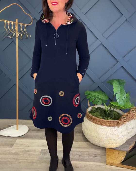 Afslappet kjole med hætte og cirkelprint