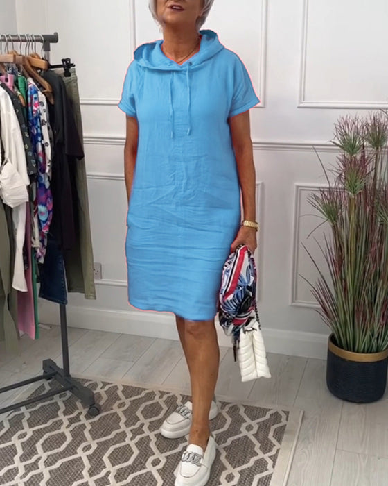 Afslappet kjole med korte ærmer og hætte