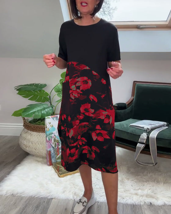 Afslappet rundhalset patchworkkjole med delvist blomsterprint