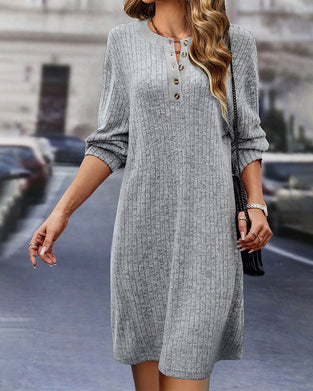 Ensfarvet kjole med rund hals