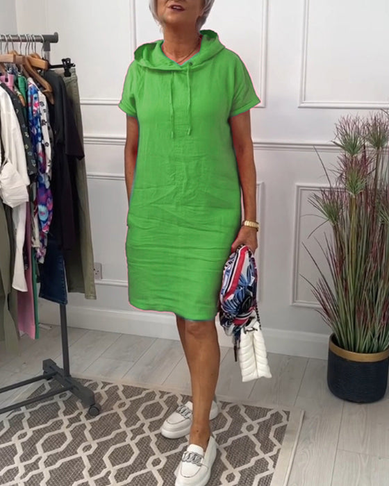 Afslappet kjole med korte ærmer og hætte