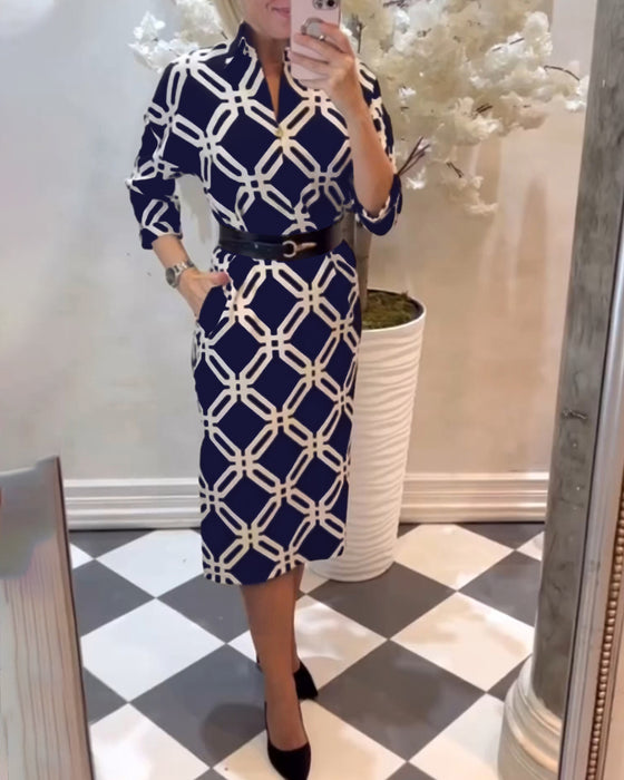 Elegant kjole med geometrisk tryk