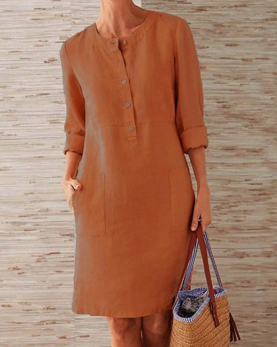 Elegant ensfarvet kjole