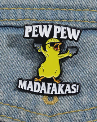 Broche med Bogstav & Tegneserie And Design