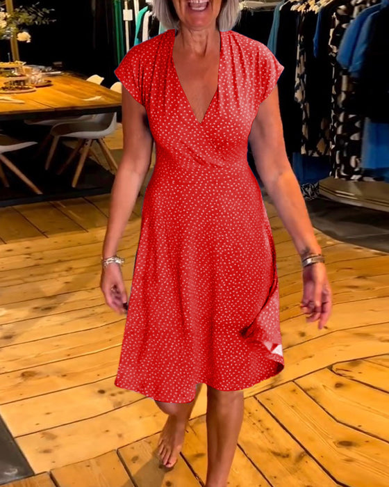 Kortærmet polkaprikket kjole med V-hals