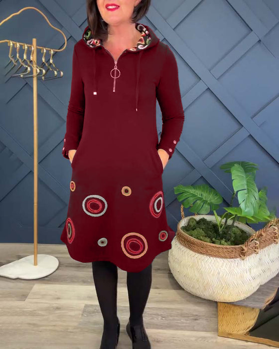 Afslappet kjole med hætte og cirkelprint