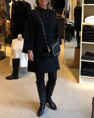 Klassisk sort kjole med lanterneærmer