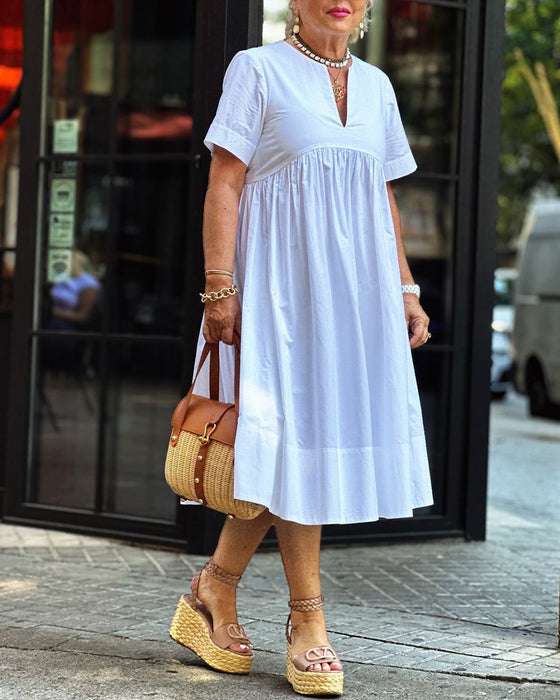 Hvid kortærmet plisseret kjole