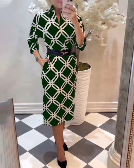 Elegant kjole med geometrisk tryk